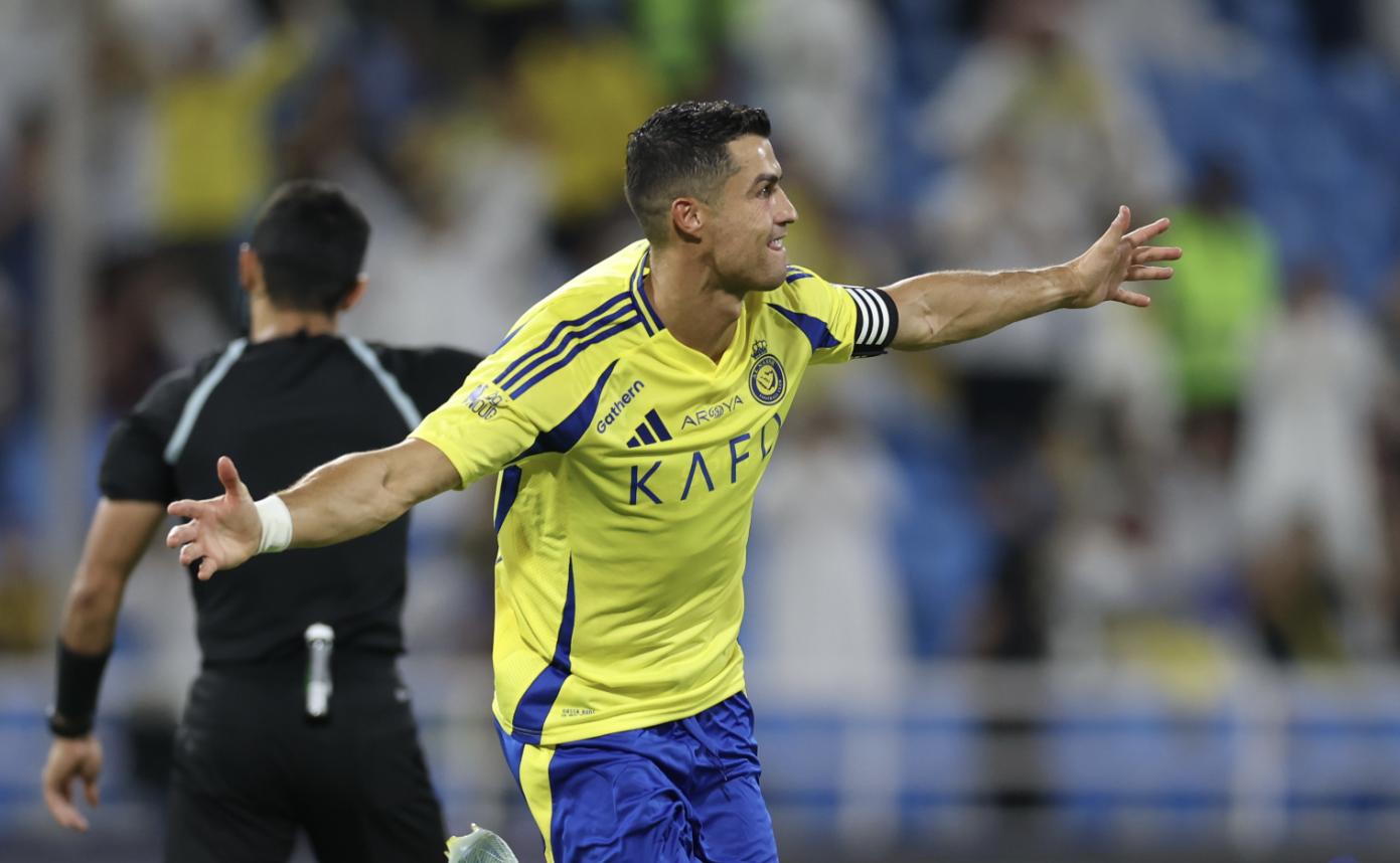 Cú đá phạt đẳng cấp của Ronaldo ở phút 37