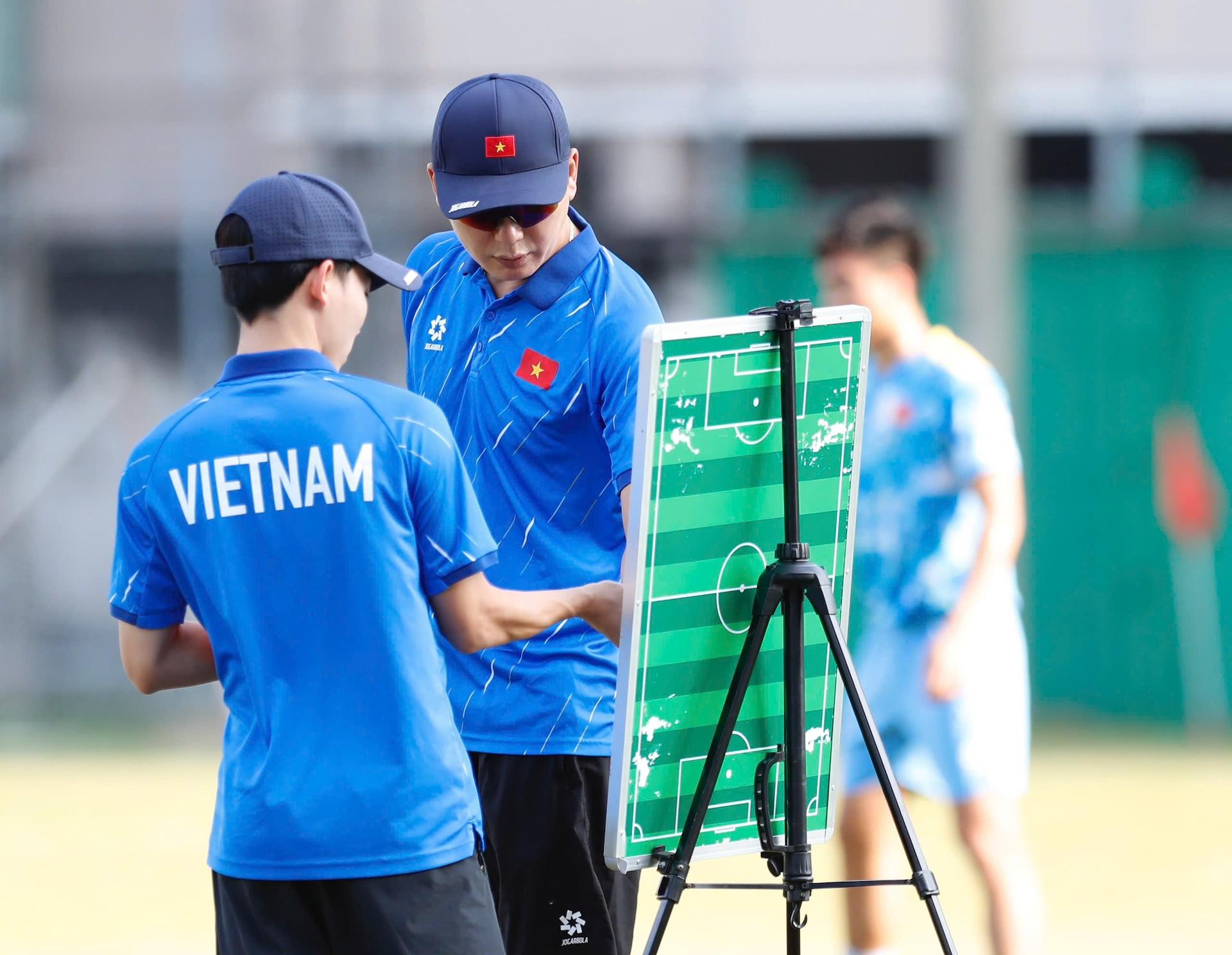 HLV Lee Jung-soo nổi bật với khả năng phân tích và tổ chức chiến thuật